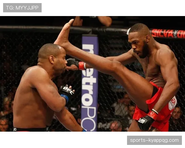 乔恩·琼斯家里冰箱塞满蛋白粉，连狗都练出腹肌了