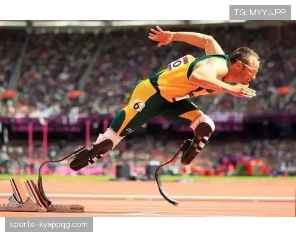 奥斯卡·皮斯托瑞斯训练完顺手把假肢挂衣架上，这自律谁顶得住