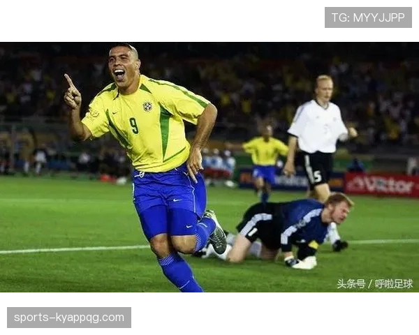 大罗前插如何撕开防线并加速球队进攻节奏？