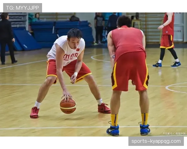 篮球比赛中干扰球判罚在NBA与国际篮联有何不同